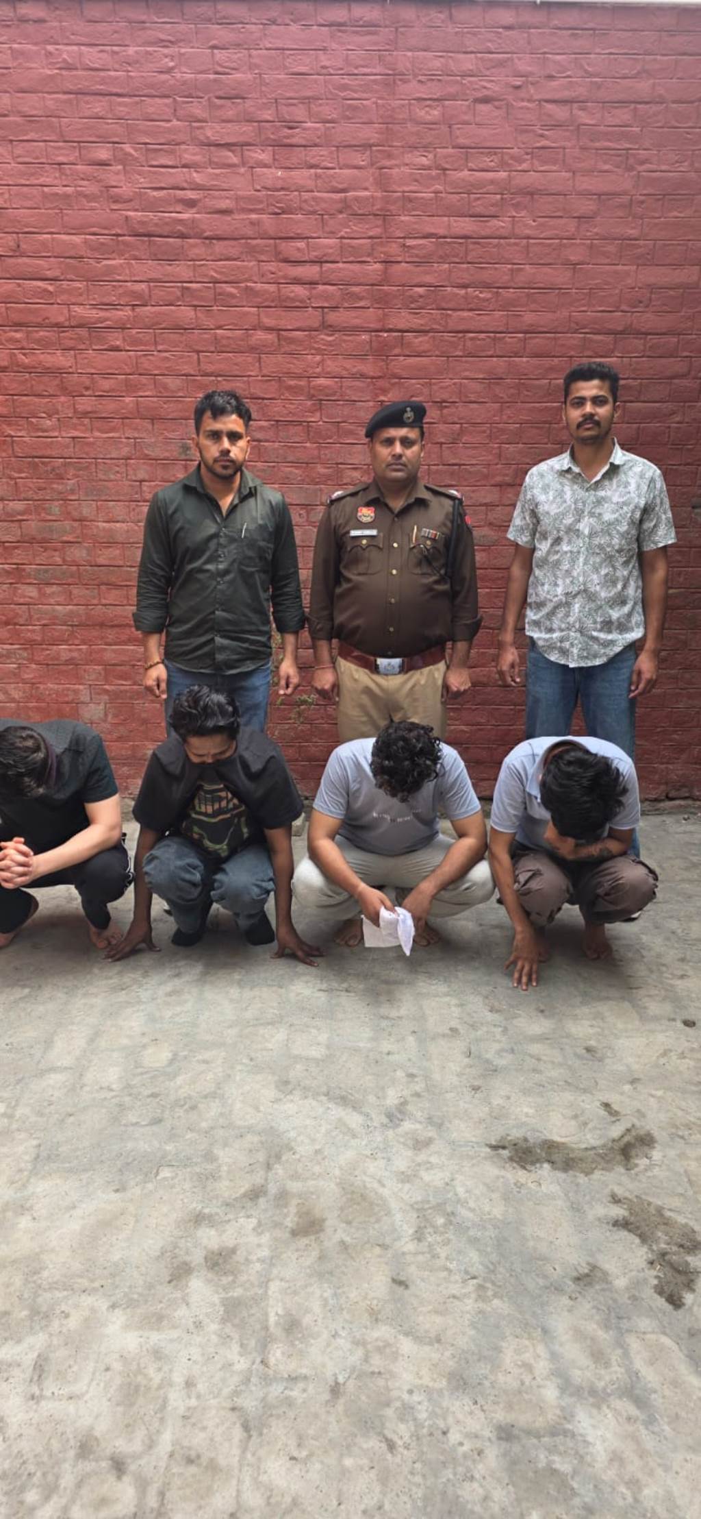 जल्दी अमीर बनने का शॉर्टकट पड़ा भारी स्मैक बेचते चार युवक गिरफ्तार